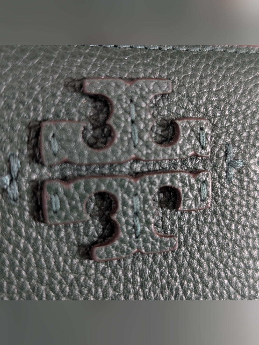 Tory Burch Pebbled Leather Card Zip Wallet - EUC - Green 4x3.75 Inches - Picture 2 of 16